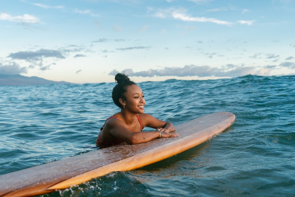 Mujer disfrutando del mar mientras practica deportes acuáticos