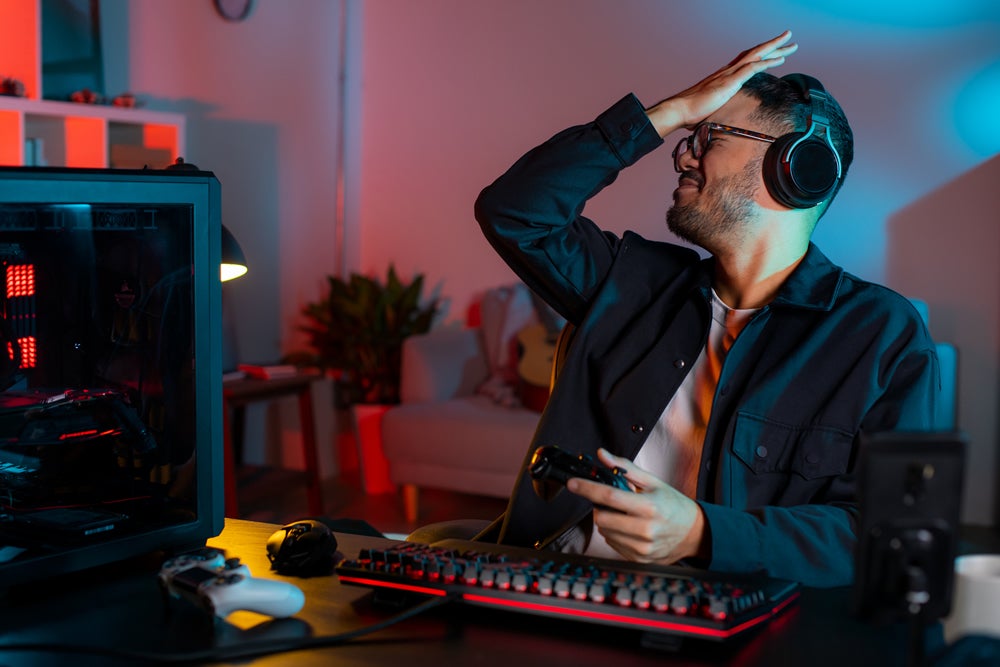 Hombre gamer experimentando tilt mientras juega