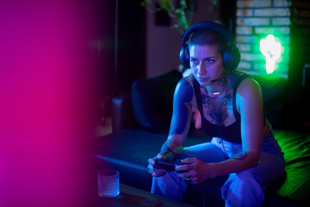 Mujer jugado videojuegos