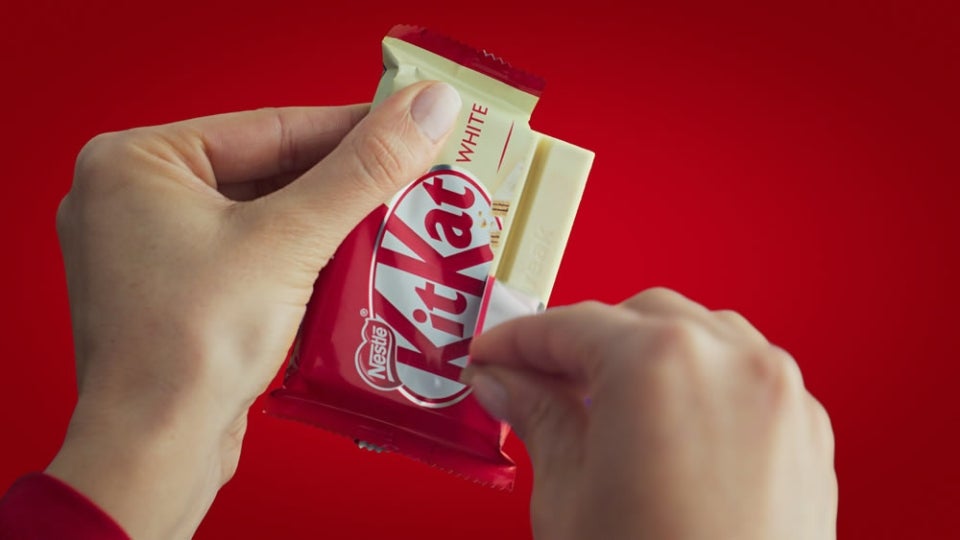 Todo sobre el chocolate blanco  Manos abriendo una KITKAT® White