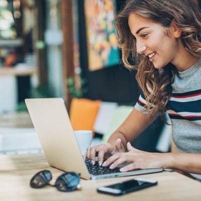 Pausas activas que sí conectan contigo en tu día a día Mujer trabajando en el computador