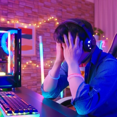 Qué es tilt y cómo puedes evitarlo mientras juegas  Hombre estresado mientras juega experimentando tilt