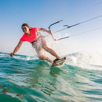 5 deportes acuáticos para liberar el estrés Mujer practicando deportes acuáticos