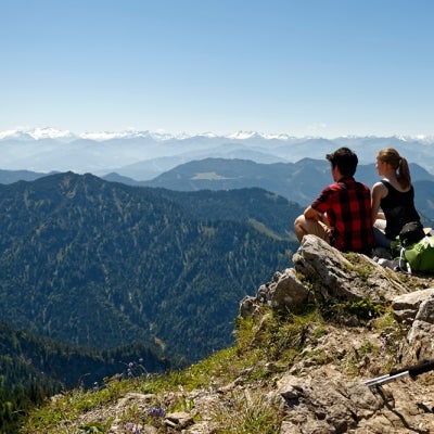 Planes de vacaciones para desconectar de verdad (con COCOSETTE® en la mochila) Personas disfrutando de la montaña como parte de los planes de vacaciones