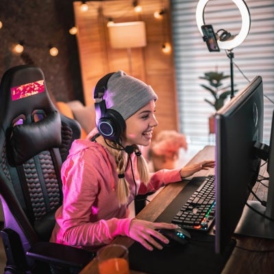 Qué es streamer: la nueva forma de vivir y compartir el entretenimiento Mujer streamer haciendo transmisión en vivo