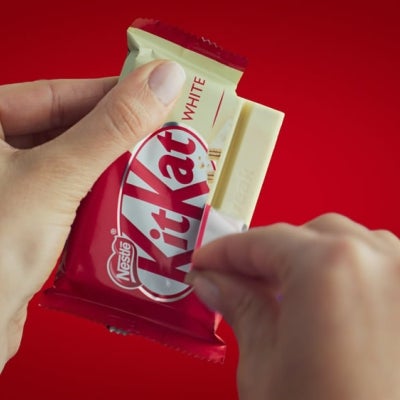 Todo sobre el chocolate blanco  Manos abriendo una KITKAT® White